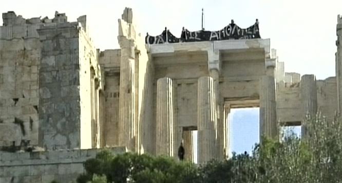 Συμβασιούχοι ανέβηκαν πάνω στα Προπύλαια!