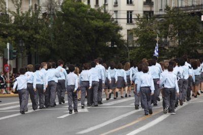 Για τηλεοπτικές εντυπώσεις η παρέλαση με περιβραχιόνια