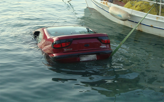 Αυτοκίνητο έπεσε στη θάλασσα, σώοι οι επιβάτες