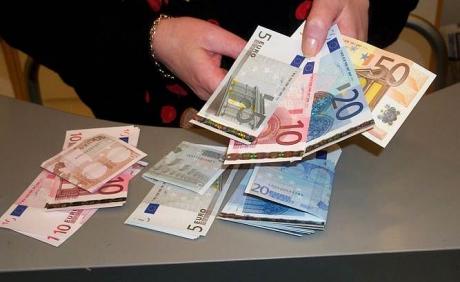 Μετρητά «τέλος» για αγορές πάνω των 1.500 ευρώ!