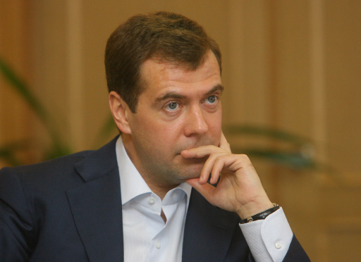 Δεν ανακοινώνει ακόμη υποψηφιότητα ο Μεντβέντεφ