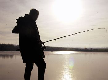 Τον πέταξε στη θάλασσα για το πόστο του ψαρέματος