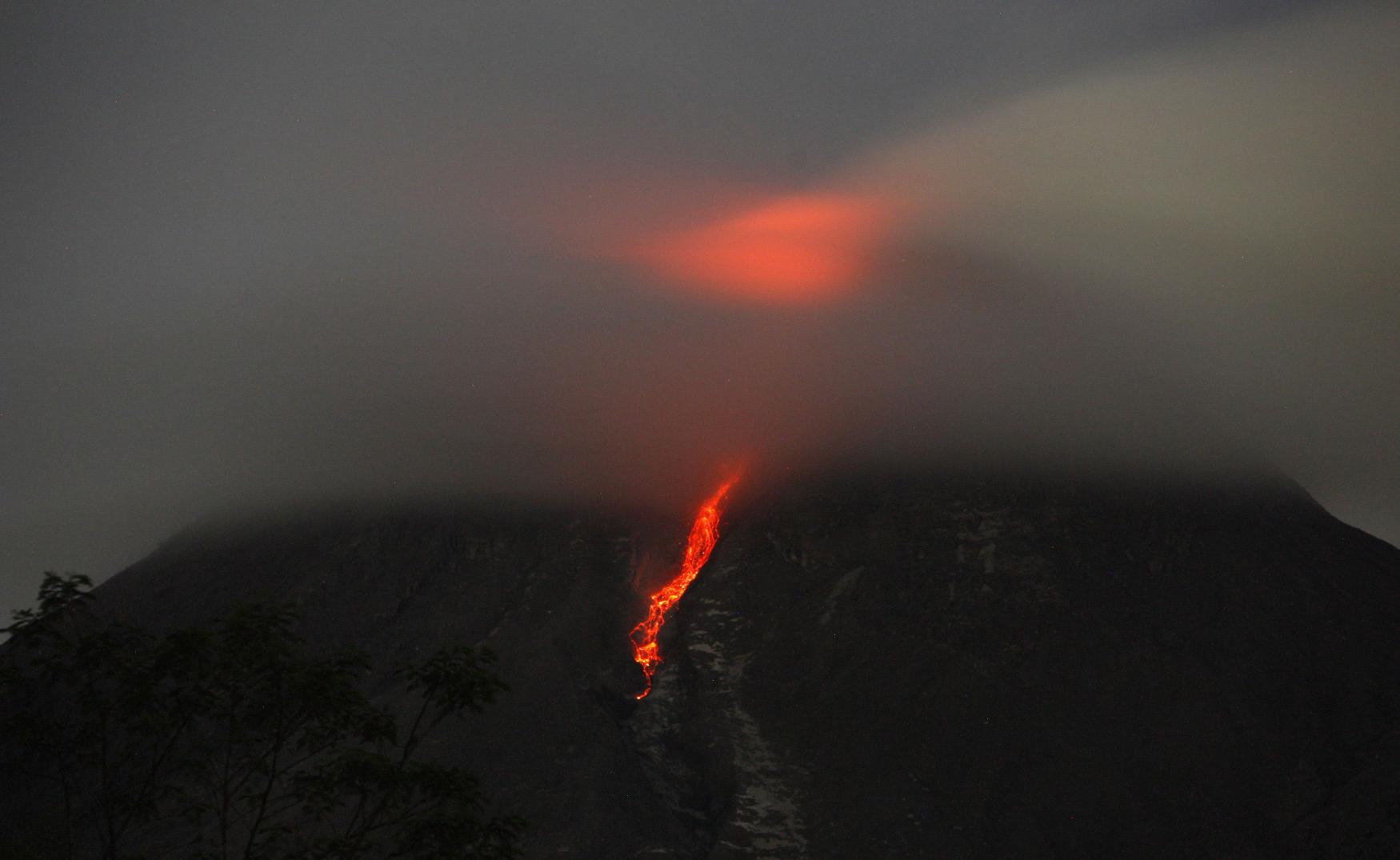 Το ηφαίστειο Μεράπι απειλεί