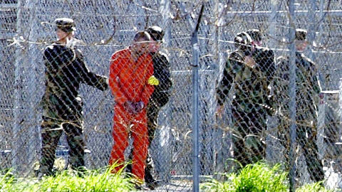 Αξιωματικός ισχυρίζεται ότι το Λονδίνο γνώριζε τα βασανιστήρια του Γκουαντάναμο