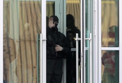 Ένοπλοι αστυνομικοί ερευνούν το Λεμπέντεφ