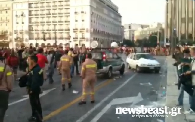 Οι δασοπυροσβέστες κλείνουν το δρόμο μπροστά από τη Βουλή