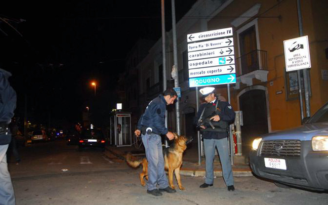 Tρεις εκρήξεις σε κτίριο εφορίας στη Νάπολη