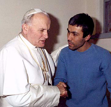 Στην τότε κυβέρνηση του Βατικανού τα ρίχνει ο επίδοξος δολοφόνος του Πάπα