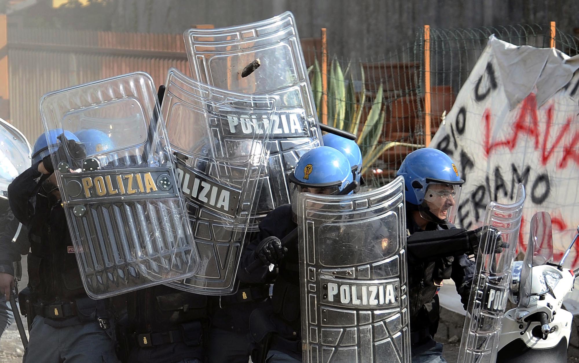 Τρεις αστυνομικοί τραυματίες σε συγκρούσεις οπαδών στην Ιταλία
