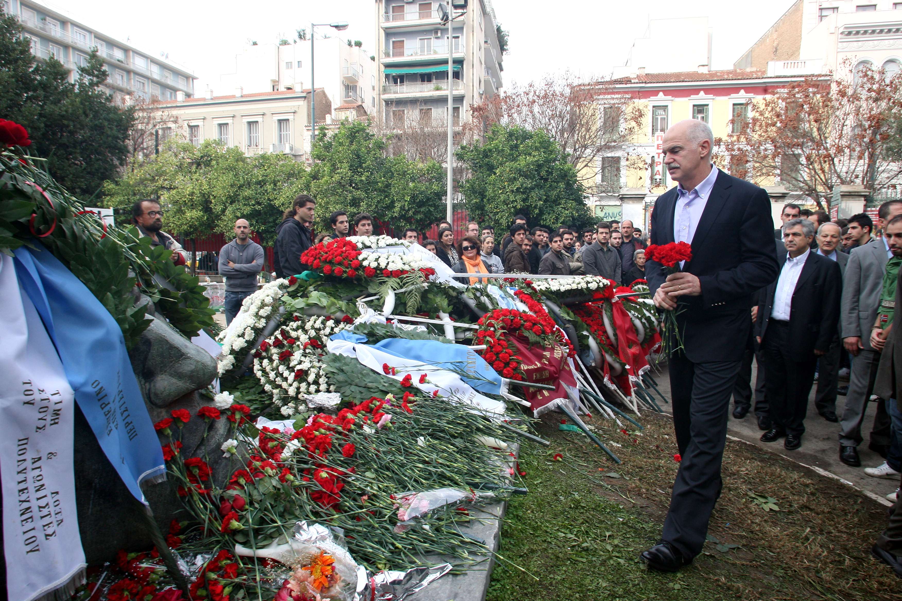 Κατέθεσε λουλούδια ο πρωθυπουργός