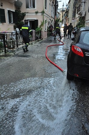 Τριάντα άτομα εγκλωβισμένα σε σπίτια στην Κέρκυρα