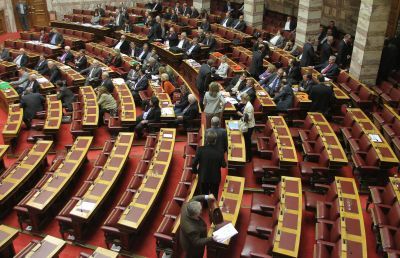 Επιστρέφει κονδύλι η Βουλή μετά από τσεκούρι σε αποδοχές και αποζημιώσεις