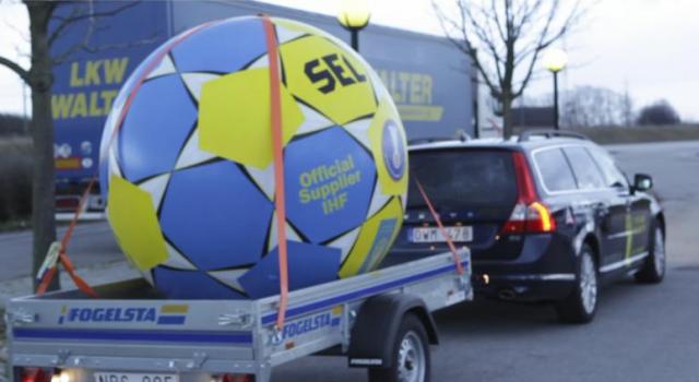 Η μεγαλύτερη μπάλα χάντμπολ διασχίζει τη Σουηδία