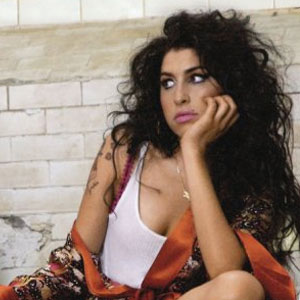 Κι όμως η Amy Winehouse βγάζει λεφτά!