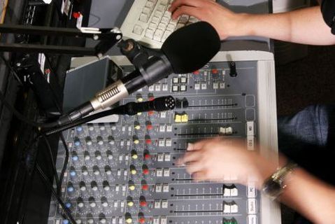 Στα χέρια «πιάστηκαν» δύο ραδιοφωνικοί παραγωγοί
