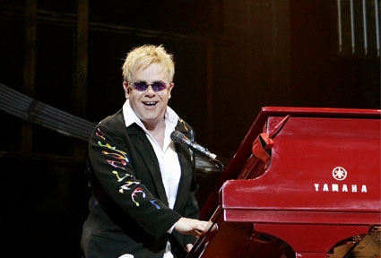 Ο Elton John φωτογραφίζεται με το γιο του