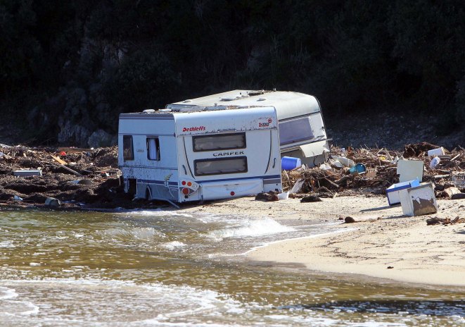 Αντί να βγάλουν τη βάρκα, βρεθήκανε και αυτοί στη θάλασσα…