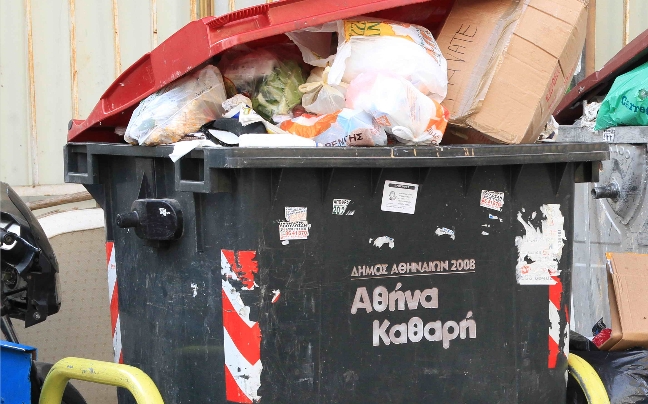 Χριστούγεννα και Πρωτοχρονιά με σκουπίδια στην Αθήνα