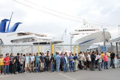 Παραμένουν δεμένα τα πλοία