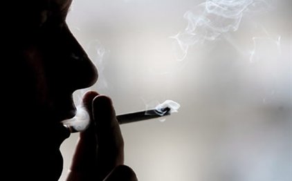 Επικίνδυνη ακόμη και η μυρωδιά του καπνού στα ρούχα
