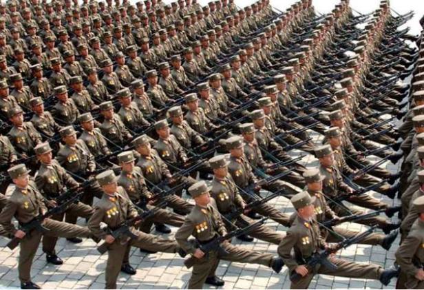 Απειλεί τις «εχθρικές δυνάμεις» η Βόρεια Κορέα