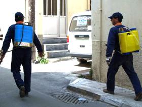 Ξεκινάει ψεκασμούς στα σκουπίδια η νομαρχία Πειραιά