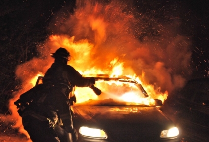 Στις φλόγες αυτοκίνητο στο Ηράκλειο