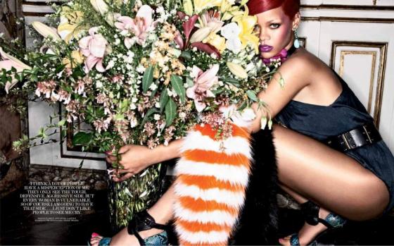 O Kanye West παίρνει συνέντευξη από τη Rihanna