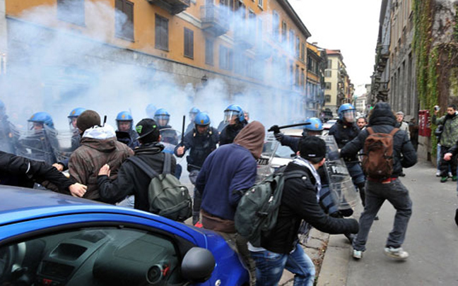 Σφοδρές συγκρούσεις μεταξύ φοιτητών και αστυνομίας