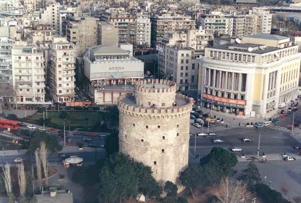 Προσπάθησαν να αναρτήσουν πανό στο Λευκό Πύργο