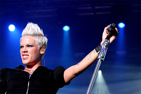 H Pink «δουλεύει» την Christina Aguilera