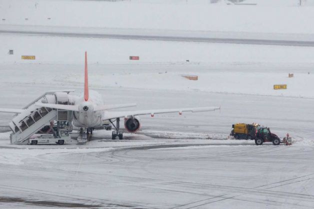 Κλειστό λόγω χιονιά το αεροδρόμιο της Γενεύης