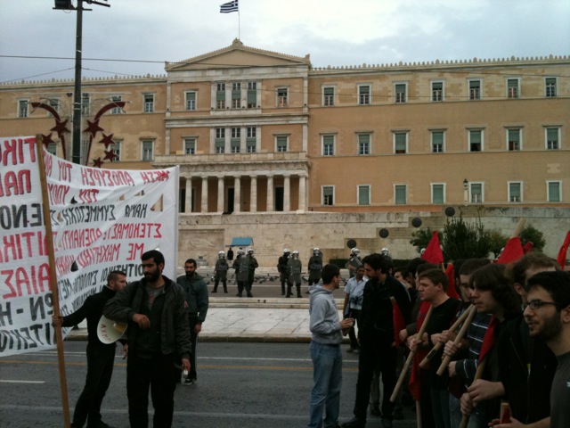 Πολύ ξύλο έξω από τη Βουλή