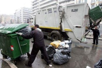 Πέταξε στα σκουπίδια σακούλα με χρυσαφικά και οι εργαζόμενοι καθαριότητας του Δήμου Θεσσαλονίκης του την επέστρεψαν