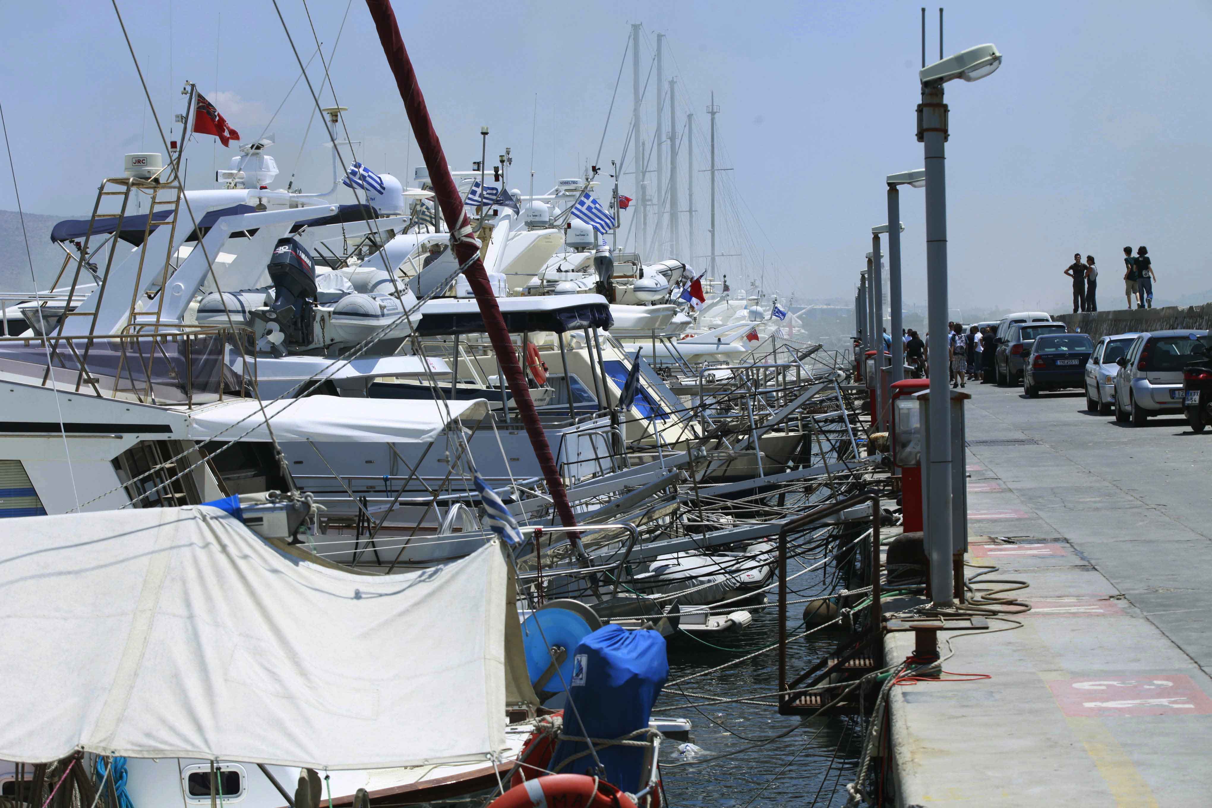 Τουριστικό σκάφος βυθίστηκε στη μαρίνα Αλίμου