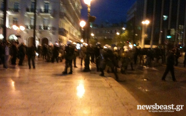 Η αστυνομία περικύκλωσε ομάδα διαδηλωτών