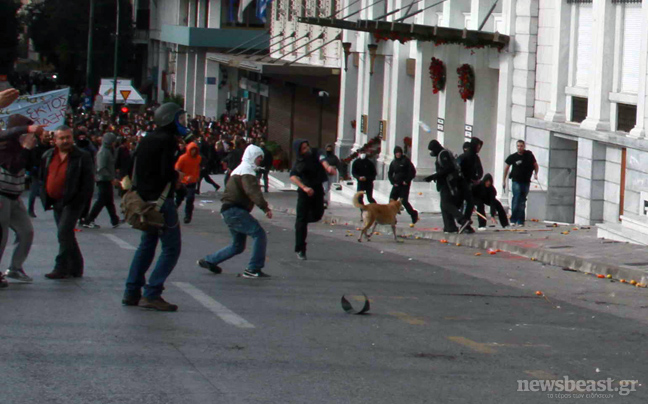 Έριξαν μολότοφ στο υπουργείο Οικονομικών