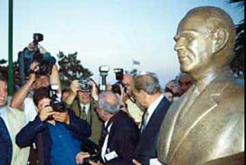 «Έτοιμος» τις επόμενες ημέρες ο ανδριάντας του Κ. Καραμανλή