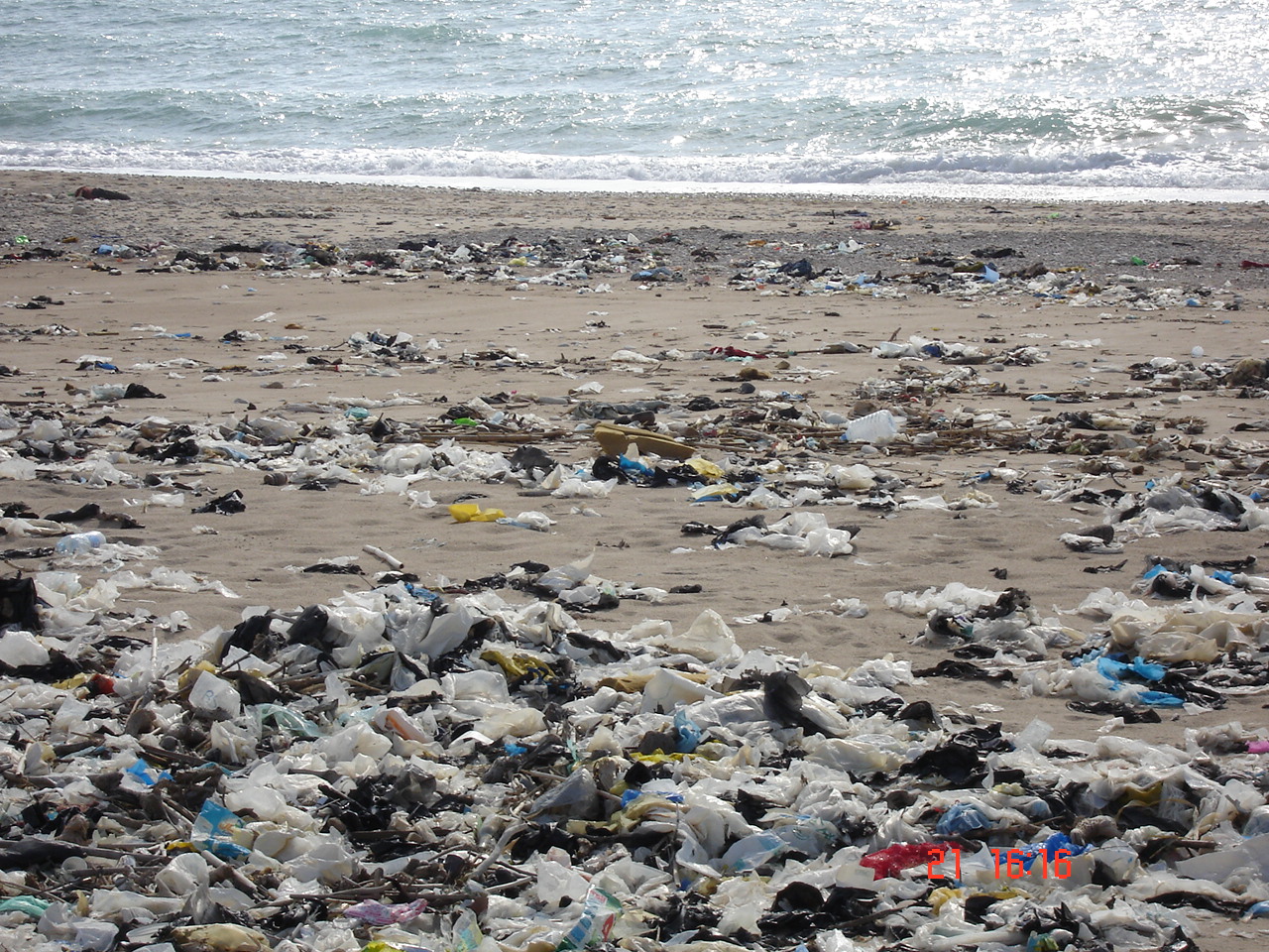 Πλαστικά απόβλητα «κατέλαβαν» 12 χιλιόμετρα ακτών