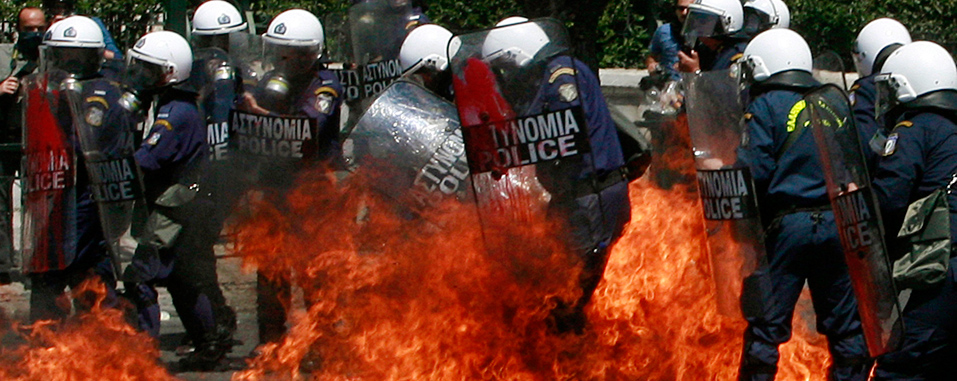 Συμπλοκές με μολότοφ και δακρυγόνα στο Σύνταγμα