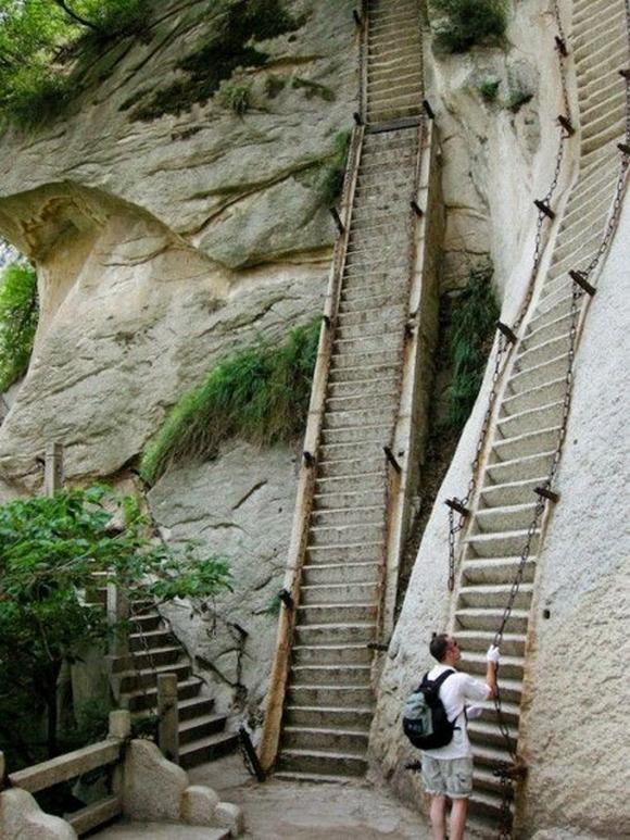 Stairways to… πουθενά