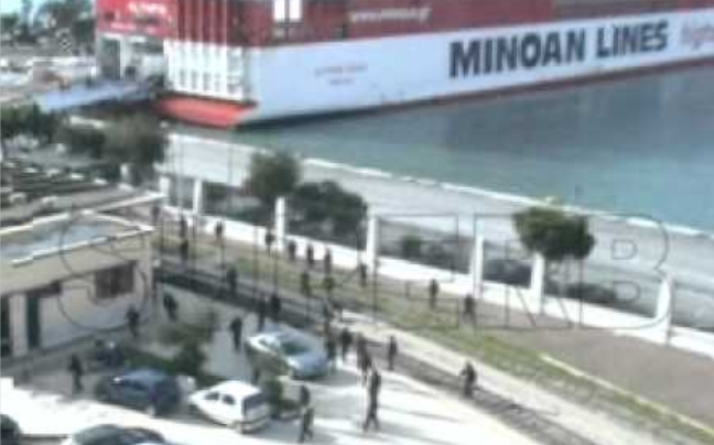 Συνεχίζονται οι άγριες συμπλοκές στην Πάτρα