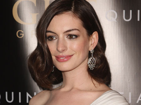 «Το φυσάει και δεν κρυώνει» η Anne Hathaway