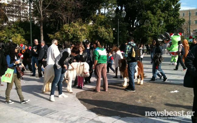 Εορταστικό κλίμα στο Σύνταγμα