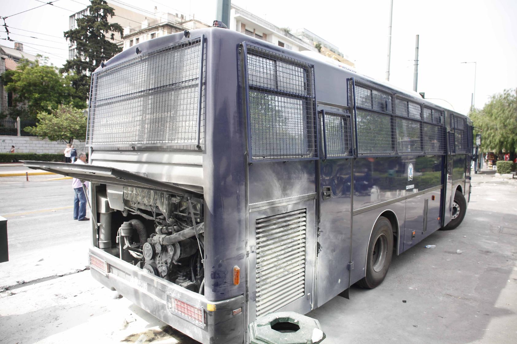 Κλούβα με κρατουμένους πήρε φωτιά