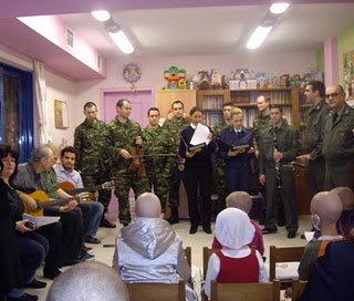 Κάλαντα στα… χακί