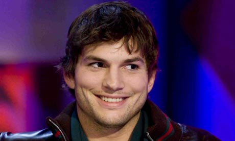 Τι κοινό έχει ο Ashton Kutcher με εταιρία ταινιών πορνό;