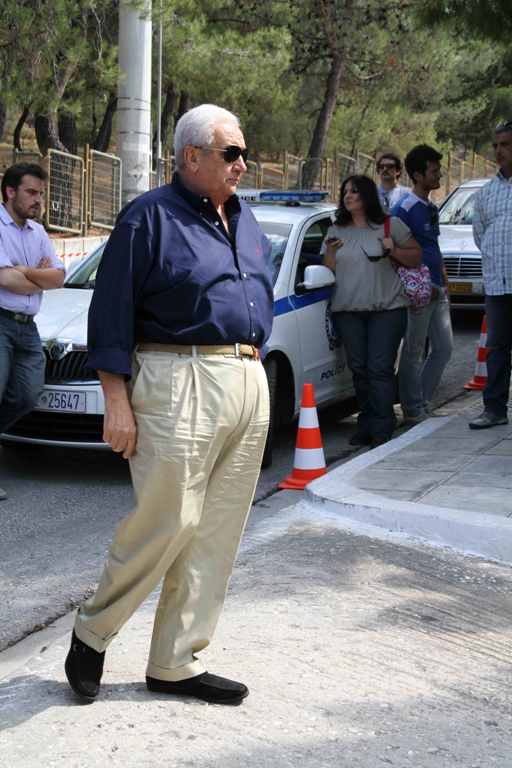 Δημήτηρης Κοντομηνάς και Ρούλα Κορομηλά αποχαιρετούν το ...
