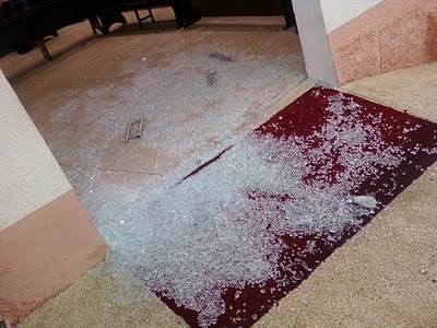 Γυαλιά – καρφιά τα έκαναν άγνωστοι σε τρία ενεχυροδανειστήρια