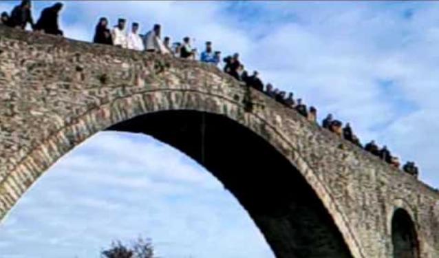 Αψήφισε τον κίνδυνο για να πιάσει το σταυρό!